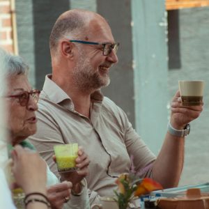 high tea uitstraling persoon met kopje